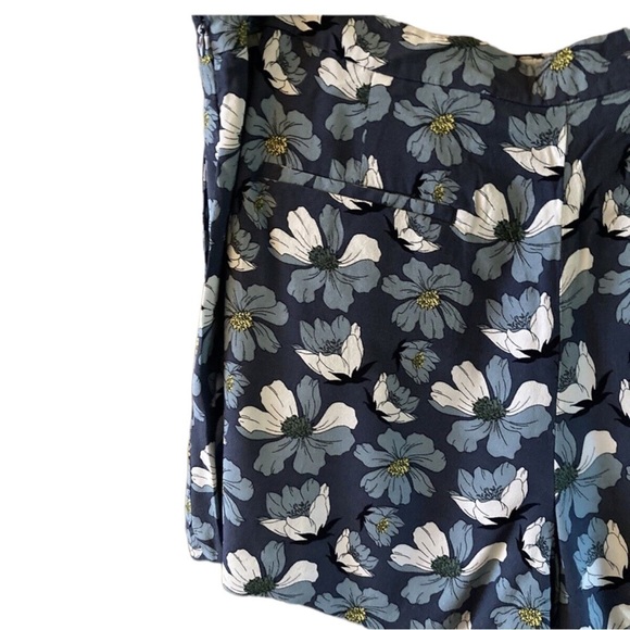 🌺LOFT Outlet Pleated Soft Shorts in Blue Florals Size 0🌺 - Picture 4 of 9